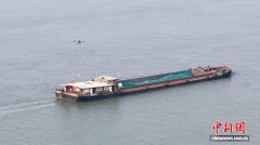 长江下游“水上外卖”不打烊  “新年福袋”空中来